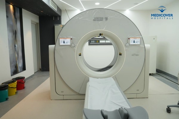 United Imaging 640 Slice CT Scanner Alt: Front view of the 640 slice CT scanner